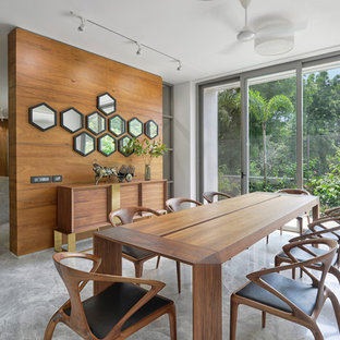 アフマダーバードのコンテンポラリースタイルのLDKの画像 (白い壁、コンクリートの床、グレーの床)