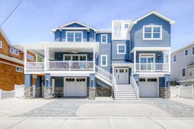 Foto de fachada azul costera con teja