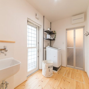 他の地域のカントリー風おしゃれな家事室 (白い壁、無垢フローリング、茶色い床) の写真