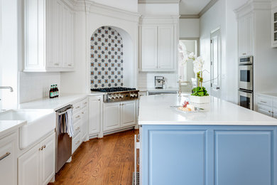 Example of a classic kitchen design in Dallas