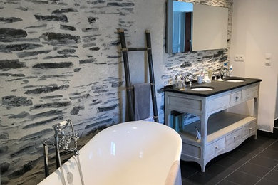 アンジェにあるミッドセンチュリースタイルのおしゃれな浴室の写真