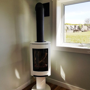 Jotul GF370 in a cozy corner installation.