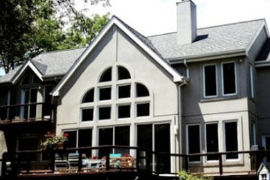 Exemple d'une façade de maison à un étage avec un toit à deux pans et un toit en shingle.