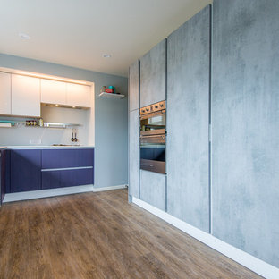 Стильный дизайн: п-образная кухня среднего размера в стиле ретро с кладовкой, двойной раковиной, плоскими фасадами, фиолетовыми фасадами, столешницей из ламината и полом из винила без острова - последний тренд