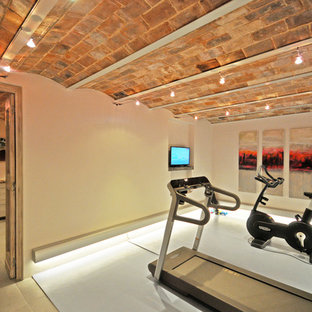 他の地域の巨大なラスティックスタイルのおしゃれなホームジム (ベージュの壁、磁器タイルの床、ベージュの床) の写真