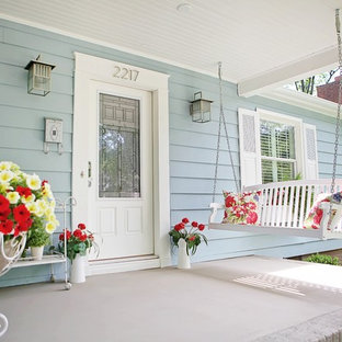 Foto på ett mellanstort amerikanskt blått hus, med metallfasad