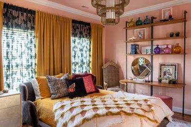 Exemple d'une chambre d'amis bord de mer en bois de taille moyenne avec un mur rose, un sol en bois brun, aucune cheminée et un sol marron.