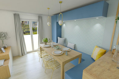 Idées déco pour une salle à manger scandinave de taille moyenne avec une banquette d'angle, un mur bleu, parquet clair et du papier peint.