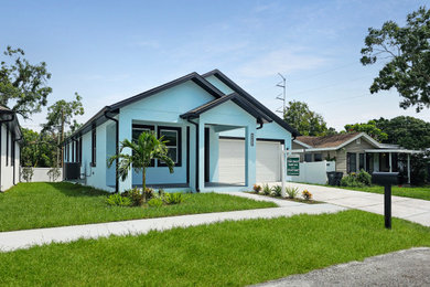 Minimalist exterior home photo in Tampa
