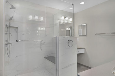 Diseño de cuarto de baño doble con suelo de baldosas de porcelana, lavabo bajoencimera, encimera de cuarzo compacto, ducha con puerta con bisagras y banco de ducha