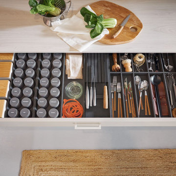 Cuisine dernière génération avec agencements astucieux et façades mates grises.