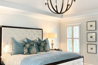 他の地域にある広いトランジショナルスタイルのおしゃれな主寝室 (白い壁、無垢フローリング、茶色い床、塗装板張りの天井) のレイアウト