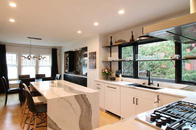This is an example of a medium sized contemporary kitchen in Milwaukee.