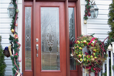 Kleine Klassische Haustür mit weißer Wandfarbe, Einzeltür und hellbrauner Holzhaustür in Baltimore