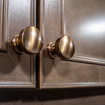 Maple Stained Shaker Kitchen Cabinets with Peninsula Bar