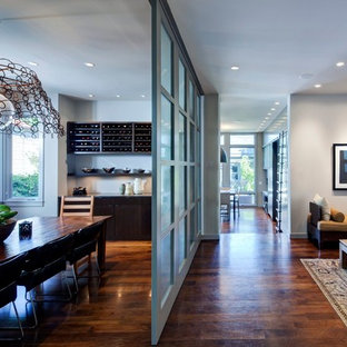 Aménagement d'une salle à manger contemporaine.