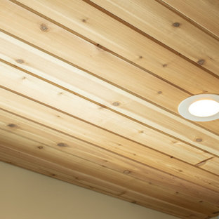 Idées déco pour un très grand dressing classique neutre avec un sol en bois clair, un sol marron et un plafond en lambris de bois.