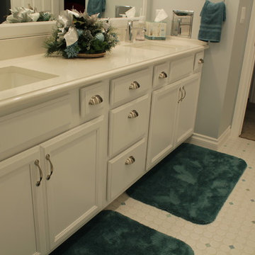 Starmark Bath - Maple Breckenridge in Macadamia