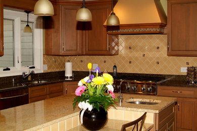 Transitional kitchen photo in Chicago