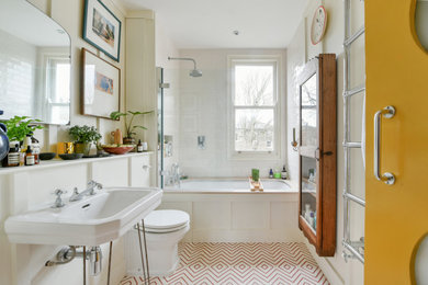 ロンドンにあるシャビーシック調のおしゃれな浴室の写真