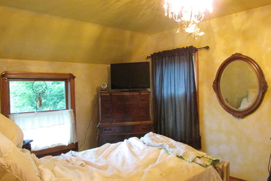 Bedroom - mid-sized eclectic master bedroom idea in Cleveland
