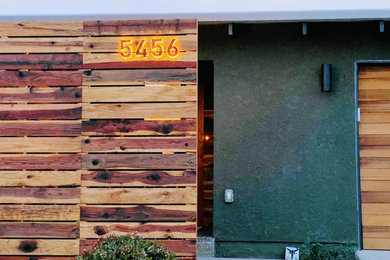 Mid-century modern home design photo in San Diego