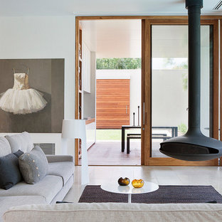Idéer för ett modernt vardagsrum, med ett finrum, vita väggar och en hängande öppen spis