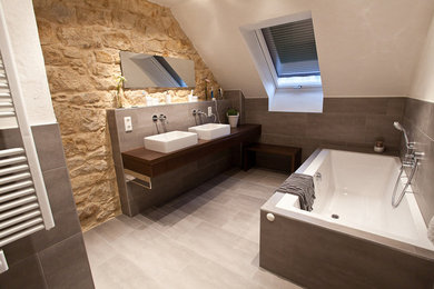 Uriges Badezimmer in München
