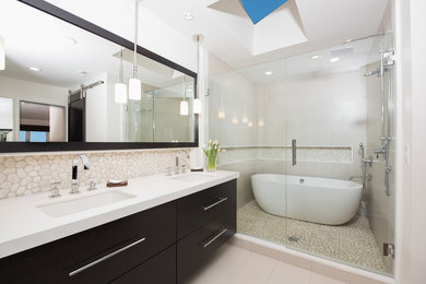 Example of a trendy bathroom design in Chicago