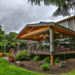 シアトルの大きいモダンスタイルのおしゃれな裏庭のデッキ (アウトドアキッチン、張り出し屋根) の写真