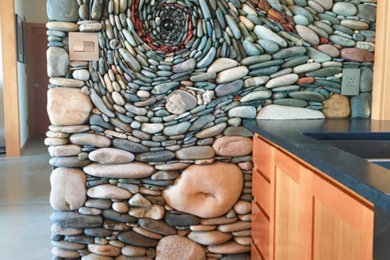Foto de cocina costera de tamaño medio con encimera de cuarcita, puertas de granito y suelo de cemento