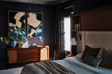Modelo de dormitorio principal ecléctico grande con paredes azules, moqueta, suelo beige y papel pintado