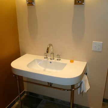 Small Master with curved 3/4 round shower
