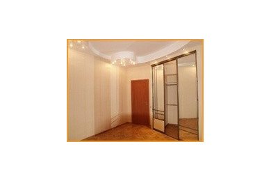 Стильный дизайн: парадная, открытая гостиная комната среднего размера в стиле неоклассика (современная классика) с розовыми стенами, светлым паркетным полом, телевизором на стене и бежевым полом - последний тренд