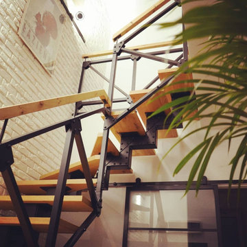 Дизайнерская лестница из ступеней из массива дерева