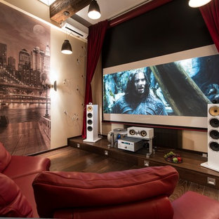 Inspiration pour une petite salle de cinéma design avec un sol en bois foncé.
