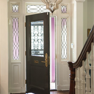 Exemple d'un hall d'entrée éclectique de taille moyenne avec un mur blanc, un sol en bois foncé, une porte double, une porte métallisée et un sol rose.