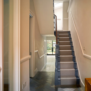 Inspiration för en mellanstor vintage hall, med beige väggar, mörkt trägolv och svart golv