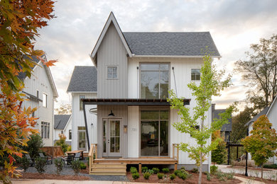 Ejemplo de fachada de casa gris campestre de dos plantas con tejado a dos aguas, tejado de teja de madera y panel y listón