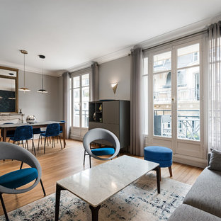 Idées déco pour un salon contemporain de taille moyenne et ouvert avec un mur gris, aucun téléviseur, un sol en bois brun et une cheminée standard.
