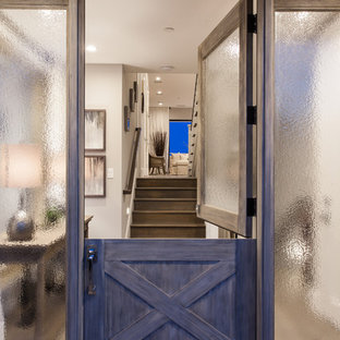 Foto di una porta d'ingresso chic con una porta olandese e una porta blu
