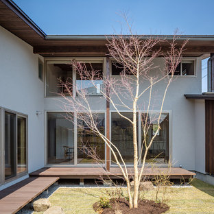 他の地域の中サイズのトラディショナルスタイルのおしゃれな中庭のテラス (張り出し屋根) の写真