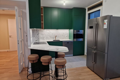 Exemple d'une cuisine ouverte moderne en L de taille moyenne avec un évier encastré, une crédence blanche, une crédence en marbre, aucun îlot et un sol gris.