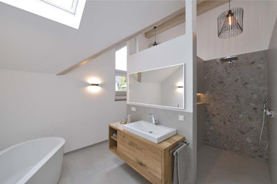 Kleines Modernes Badezimmer En Suite in Frankfurt am Main