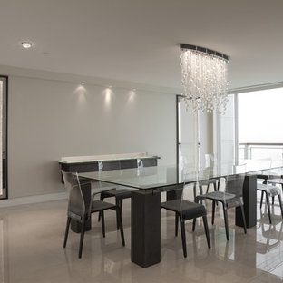 トロントの広いコンテンポラリースタイルのLDKの画像 (グレーの壁、セラミックタイルの床、暖炉なし、ベージュの床)