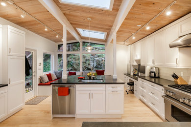 Inspiration for a contemporary kitchen remodel in Sacramento