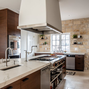 Стильный дизайн: огромная п-образная кухня в современном стиле с раковиной в стиле кантри, темными деревянными фасадами, бежевым фартуком, техникой из нержавеющей стали, полуостровом, бежевым полом, кладовкой, плоскими фасадами, мраморной столешницей, фартуком из каменной плитки, белой столешницей и полом из известняка - последний тренд