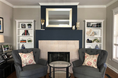 Transitional living room photo in Chicago