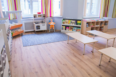 Imagen de dormitorio infantil clásico con suelo vinílico y suelo beige