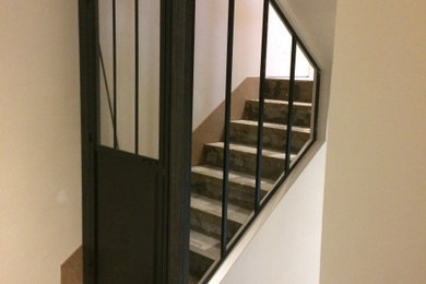 Idée de décoration pour un petit escalier droit urbain avec un garde-corps en métal.
